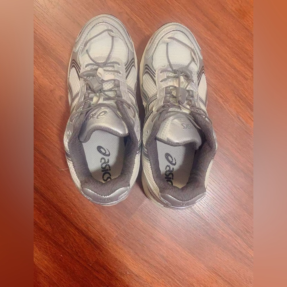 ASICS Silver and white trainers running Shoes Women's US 7 /Mens Size 6 - Picture 6 of 9